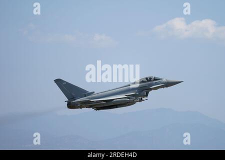 Foto del fascicolo datata 21/06/2023 di un tifone FGR4 del distaccamento Typhoon del No. 903 Expeditionary Air Wing decolla dalla RAF Akrotiri a Cipro. Il Regno Unito dovrebbe rivalutare la sua presenza difensiva in Scozia alla luce delle nuove minacce nella parte più settentrionale del globo, ha raccomandato un comitato di parlamentari. Data di emissione: Venerdì 21 luglio 2023. Foto Stock