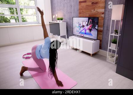 Giovane donna in Fitness indossare fare esercizio a casa Foto Stock