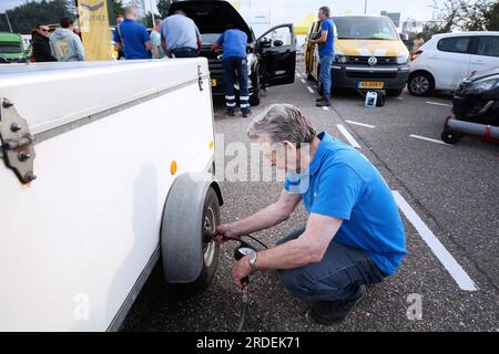 HAZELDONK - i vacanzieri fanno controllare il loro veicolo al valico di frontiera con il Belgio per un controllo finale delle vacanze ANWB dell'auto, della roulotte o del rimorchio pieghevole. ANP RAMON MANGOLD paesi bassi fuori - belgio fuori Foto Stock