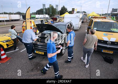 HAZELDONK - i vacanzieri fanno controllare il loro veicolo al valico di frontiera con il Belgio per un controllo finale delle vacanze ANWB dell'auto, della roulotte o del rimorchio pieghevole. ANP RAMON MANGOLD paesi bassi fuori - belgio fuori Foto Stock