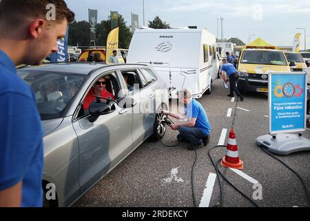 HAZELDONK - i vacanzieri fanno controllare il loro veicolo al valico di frontiera con il Belgio per un controllo finale delle vacanze ANWB dell'auto, della roulotte o del rimorchio pieghevole. ANP RAMON MANGOLD paesi bassi fuori - belgio fuori Foto Stock