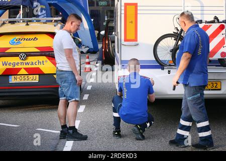 HAZELDONK - i vacanzieri fanno controllare il loro veicolo al valico di frontiera con il Belgio per un controllo finale delle vacanze ANWB dell'auto, della roulotte o del rimorchio pieghevole. ANP RAMON MANGOLD paesi bassi fuori - belgio fuori Foto Stock