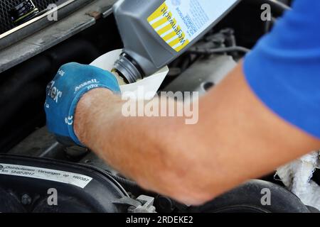 HAZELDONK - i vacanzieri fanno controllare il loro veicolo al valico di frontiera con il Belgio per un controllo finale delle vacanze ANWB dell'auto, della roulotte o del rimorchio pieghevole. ANP RAMON MANGOLD paesi bassi fuori - belgio fuori Foto Stock