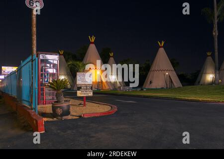 Spettacolo notturno del Wigwam Motel - un'iconica Route 66 Legacy a San Bernardino, CALIFORNIA Foto Stock