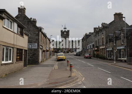 Scena di Dufftown Street con Dufftown Clock Tower / Town House Moray Scozia luglio 2023 Foto Stock