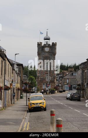 Scena di Dufftown Street con Dufftown Clock Tower / Town House Moray Scozia luglio 2023 Foto Stock