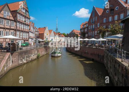 Storici mercanti e magazzini nel porto anseatico con il veliero Willi, la città vecchia, Stade, bassa Sassonia, Germania Foto Stock