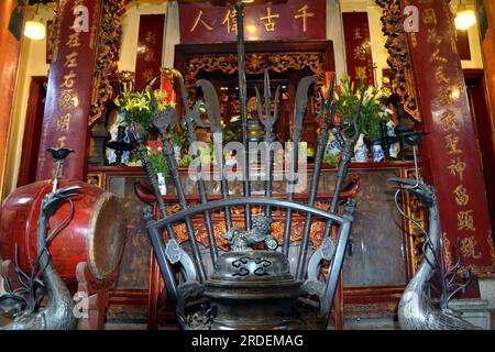 Santuario chiamato Tempio di Ngọc Sơn , in vietnamita: Đền Ngọc Sơn, chữ Nôm: 𪽛玉山, situato su un isolotto nel lago di Hoàn Kiếm, Hanoi centrale, Vietnam, Asia; dedicato ai filosofi confuciani e taoisti e all'eroe nazionale, Trần Hưng Đạo, Foto Stock