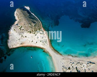 Colpo di drone, doppia baia di Simos Beach, Sarakiniko Beach, Elafonisos, Deer Island, Laconia, Peloponneso, Isole Ionie, Mar Ionio, Grecia Foto Stock