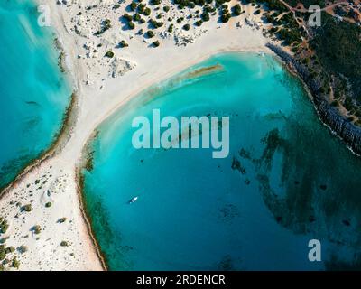 Colpo di drone, doppia baia di Simos Beach, Sarakiniko Beach, Elafonisos, Deer Island, Laconia, Peloponneso, Isole Ionie, Mar Ionio, Grecia Foto Stock