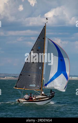 timoa stella design classico yacht regata al largo di cowes sull'isola di wight nella classica regata britannica di yacht con set spinnaker. timor Foto Stock