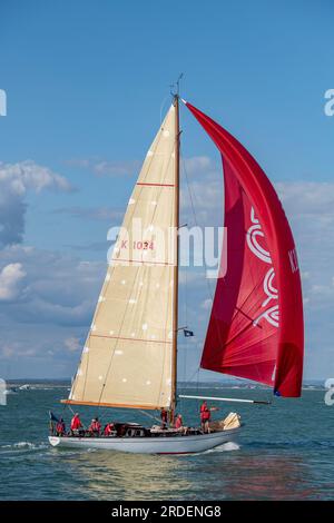 yacht classico cetewayo che corre al largo di cowes sull'isola di wight con set di spinnaker, numero di vela k1034 bermudan sloop cetewayo. Foto Stock