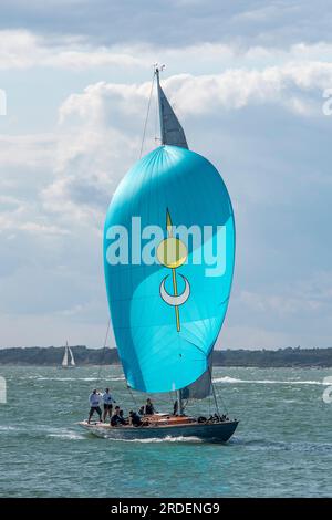 lo yacht classico dido bermudan sloop che corre nella settimana dei classici britannici a cowes sull'isola di wight nel regno unito, spirit 46 progettato da sean mcmillan Foto Stock