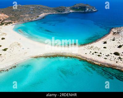 Colpo di drone, doppia baia di Simos Beach, Sarakiniko Beach, Elafonisos, Deer Island, Laconia, Peloponneso, Isole Ionie, Mar Ionio, Grecia Foto Stock