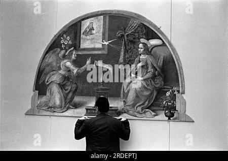 Appendere gli affreschi di Firenze, una mostra del Consiglio d'Arte alla Hayward Gallery. Un esperto d'arte italiano che appende la mostra, misura la distanza dal pavimento in cui è appeso un affresco. Londra, Inghilterra circa 1969 1960S Regno Unito HOMER SYKES Foto Stock