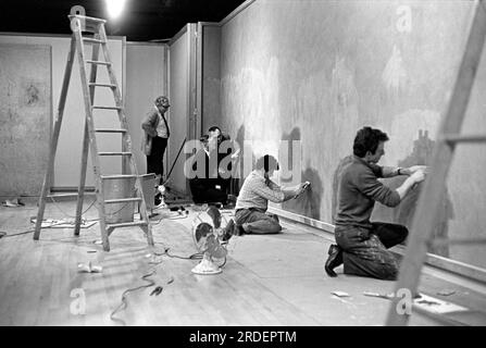 Appendere gli affreschi di Firenze, una mostra del Consiglio d'Arte alla Hayward Gallery. Preparare la superficie del muro. Londra, Inghilterra circa 1969 1960S Regno Unito HOMER SYKES Foto Stock