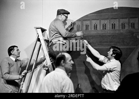 Appendere gli affreschi di Firenze, una mostra del Consiglio d'Arte alla Hayward Gallery. Londra, Inghilterra circa 1969 1960S Regno Unito HOMER SYKES Foto Stock