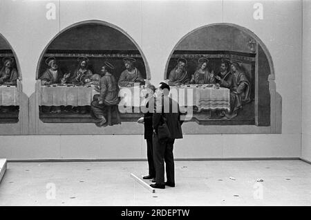 Appendere gli affreschi di Firenze, una mostra del Consiglio d'Arte alla Hayward Gallery. Londra, Inghilterra circa 1969 1960S Regno Unito HOMER SYKES Foto Stock