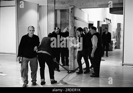 Appendere gli affreschi di Firenze, una mostra del Consiglio d'Arte alla Hayward Gallery. Londra, Inghilterra circa 1969 1960S Regno Unito HOMER SYKES Foto Stock