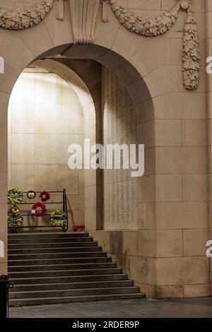 Menin Gate al crepuscolo di Ypres, Fiandre occidentali, Belgio Foto Stock