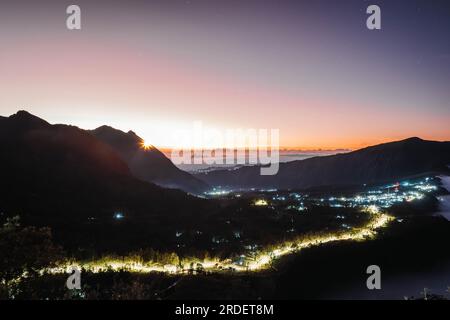 Il villaggio di Cemoro Lawang vicino a Gunung Bromo o al Monte Bromo, con luci all'alba o all'alba, vista dal Sunrise Point di Seruni Foto Stock