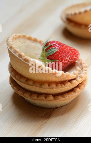 Tartelette, base prefabbricata di tartaruga con fragole Foto Stock