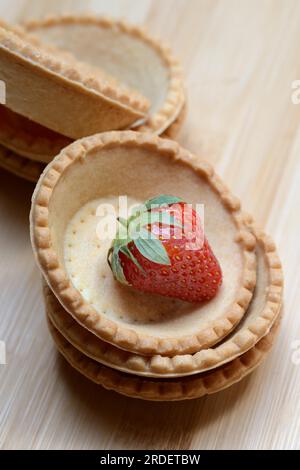 Tartelette, base prefabbricata di tartaruga con fragole Foto Stock