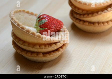 Tartelette, base prefabbricata di tartaruga con fragole Foto Stock