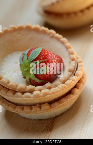 Tartelette, base prefabbricata di tartaruga con fragole Foto Stock