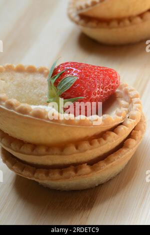 Tartelette, base prefabbricata di tartaruga con fragole Foto Stock