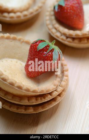 Tartelette, base prefabbricata di tartaruga con fragole Foto Stock