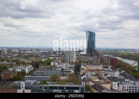 Bella vista su Francoforte sul meno - quartiere finanziario a Francoforte Hessen, Assia, Germania Foto Stock