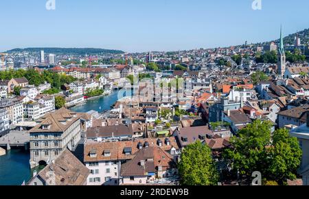 Vista sulla città vecchia di Zurigo con il fiume Limmat, dalla torre del Grossmünster, dalla città vecchia di Zurigo, Zurigo, Canton Zurigo, Svizzera, Europ Foto Stock