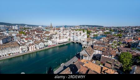 Vista sulla città vecchia di Zurigo con il fiume Limmat, dalla torre del Grossmünster, dalla città vecchia di Zurigo, Zurigo, Canton Zurigo, Svizzera, Europ Foto Stock