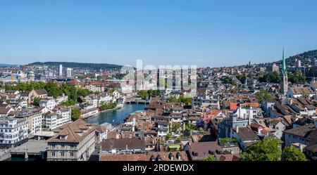 Vista sulla città vecchia di Zurigo con il fiume Limmat, dalla torre del Grossmuenster, dalla città vecchia di Zurigo, Zurigo, Canton Zurigo, Svizzera Foto Stock