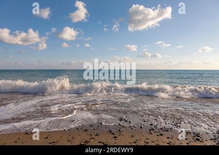 Outstanding Waves, Avdimou Beach, Cipro Foto Stock