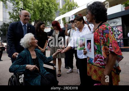 Non esclusiva: 20 luglio 2023, città del Messico, Messico: Estela de Carlotto, fondatrice e presidente delle "nonne di May Plaza" con l'amb argentina Foto Stock