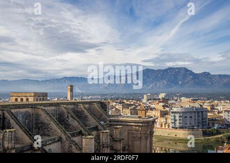 Tortosa, Spagna - 12 dicembre 2022: Paesaggio della città con la cima della cattedrale e delle montagne, dall'alto Foto Stock