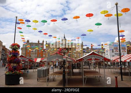 un colorato ombrello al mercato di newark Foto Stock