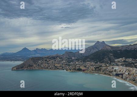 Vista panoramica sulla baia di Calpe dalla cima della roccia Ifach, montagne, colline, foreste e case, Alicante Foto Stock