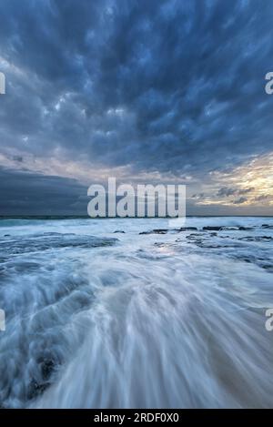 Una serata tempestosa sulla spiaggia di Cottesloe, Australia Occidentale Foto Stock