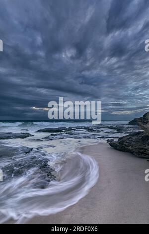 Una serata tempestosa sulla spiaggia di Cottesloe, Australia Occidentale Foto Stock