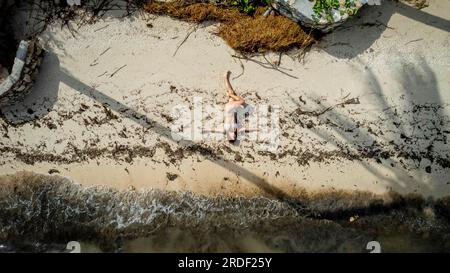 Uno splendido modello latino gode della spiaggia vicino al Golfo del Messico vicino Sinanche Yucatan Messico Foto Stock