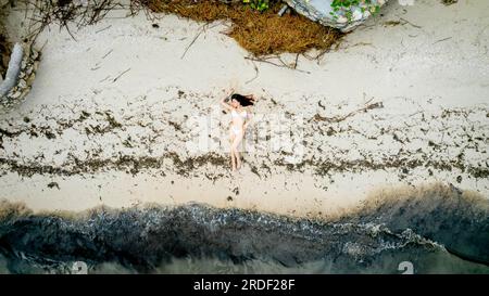 Uno splendido modello latino gode della spiaggia vicino al Golfo del Messico vicino Sinanche Yucatan Messico Foto Stock