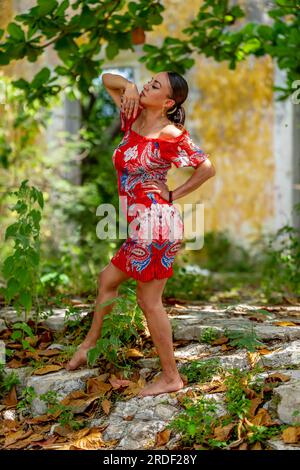 Uno splendido modello latino si posa in un pueblo abbandonato nella provincia messicana dello Yucatan Foto Stock