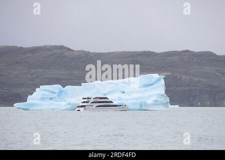 nave turistica vicino all'iceberg Foto Stock