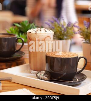 Caffè con latte e cacao con sciroppo al cioccolato e panna. Foto Stock