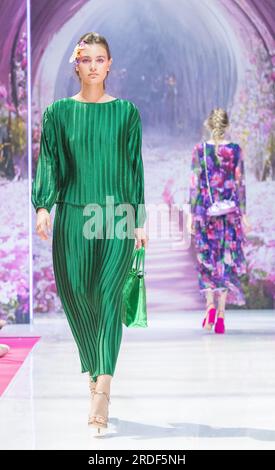 Pure London Fashion Catwalk Event / Runway luglio 2023 - Olympia London presenta le ultime tendenze della moda in tutto il mondo. Foto Stock