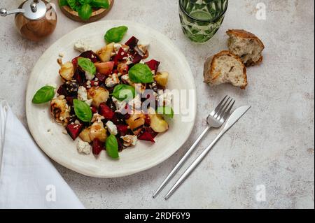 insalata con barbabietole, pesche e formaggio cottage. Foto Stock