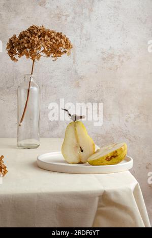 pere verdi sul bordo di un tavolo da cucina beige. Scandinavian S Foto Stock